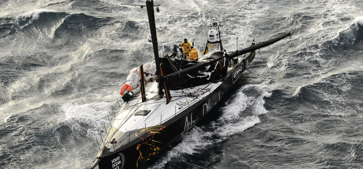 Volvo Ocean Race, lavori in corso su Azzam