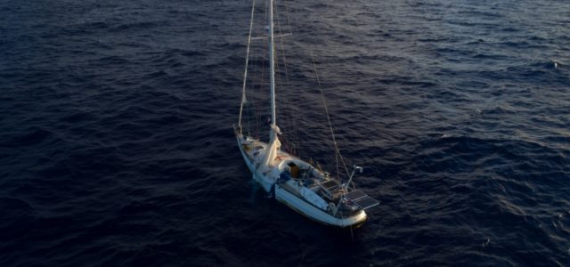 Volvo Ocean Race, lo strano caso della barca fantasma (che non vuole affondare)