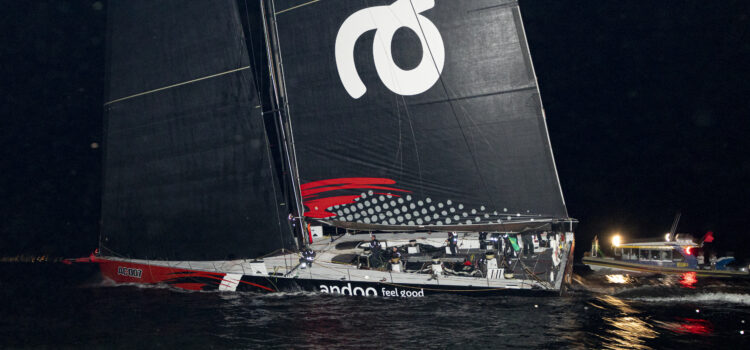 Rolex Sydney-Hobart, Comanche takes the line honors